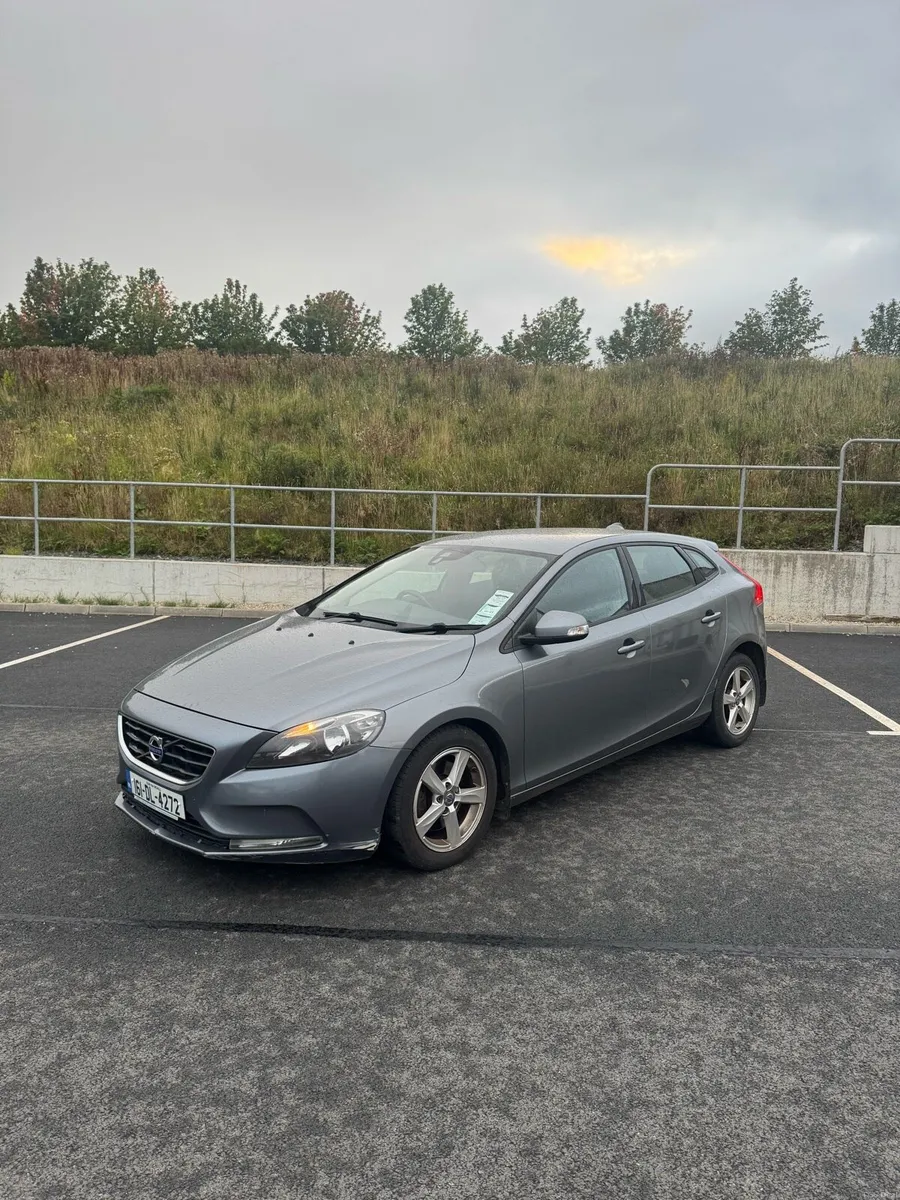Volvo V40 - Image 2
