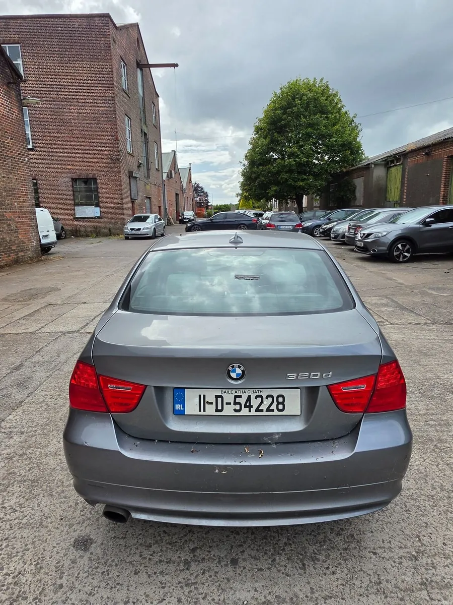 BMW 3-Series 2011 - Image 2
