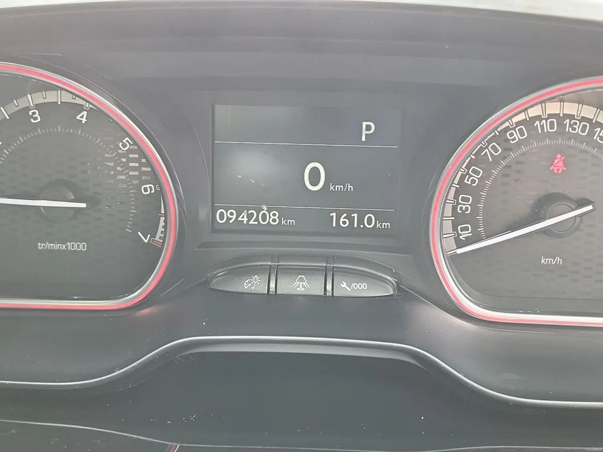 Automatic Peugeot 2008, GT LINE - Image 2