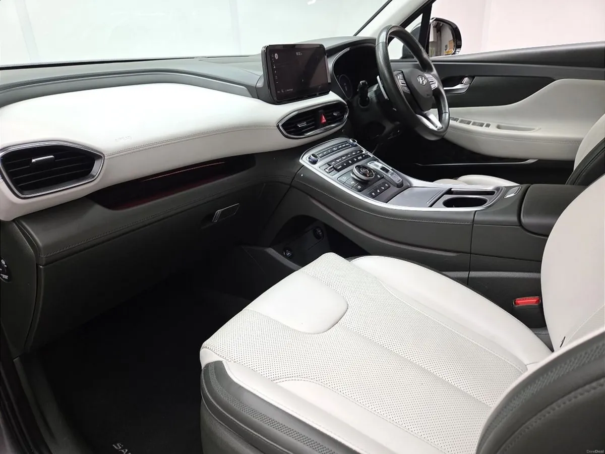 Hyundai Santa Fe 1.6 PHEV 4WD Executive Plus Auto - Image 4
