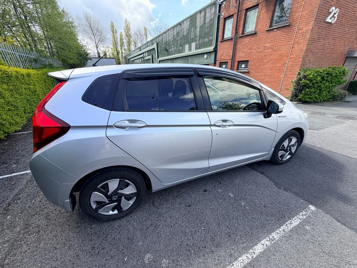 Honda Fit 2015 Hybrid - Image 2