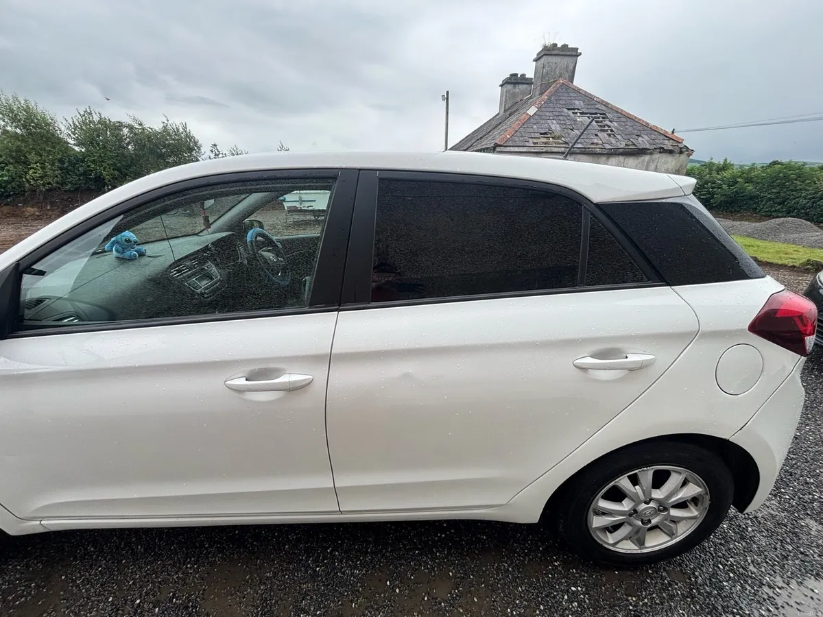 White Hyundai i20 - Image 3