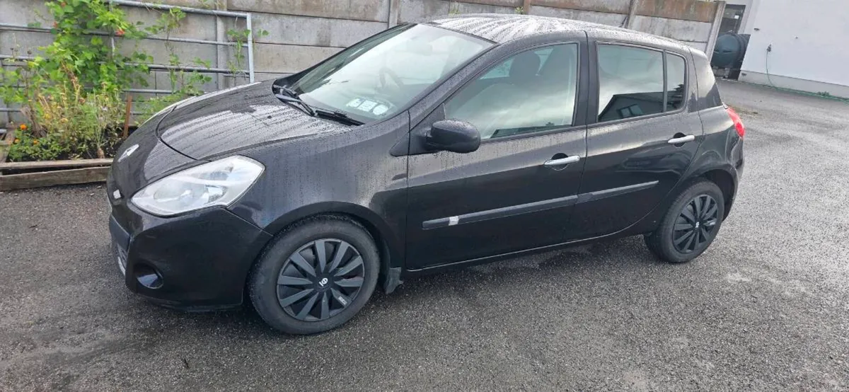 Clio new nct 8/27 and road tax 4/27 - Image 4