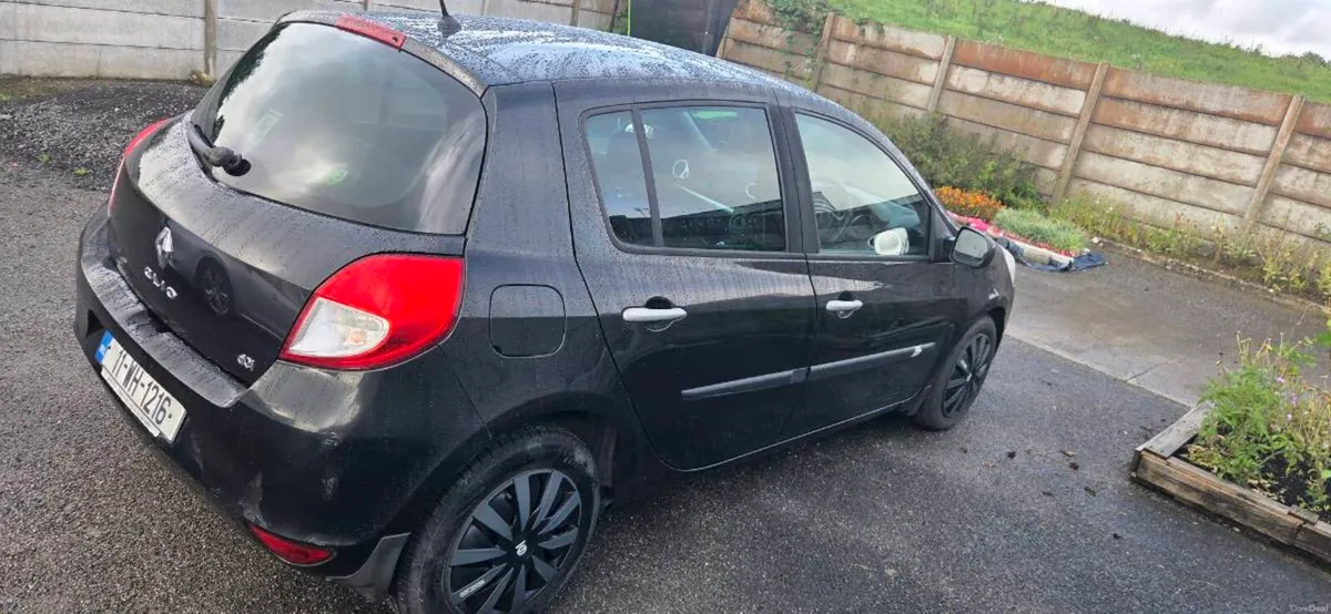 Clio new nct 8/27 and road tax 4/27 - Image 6