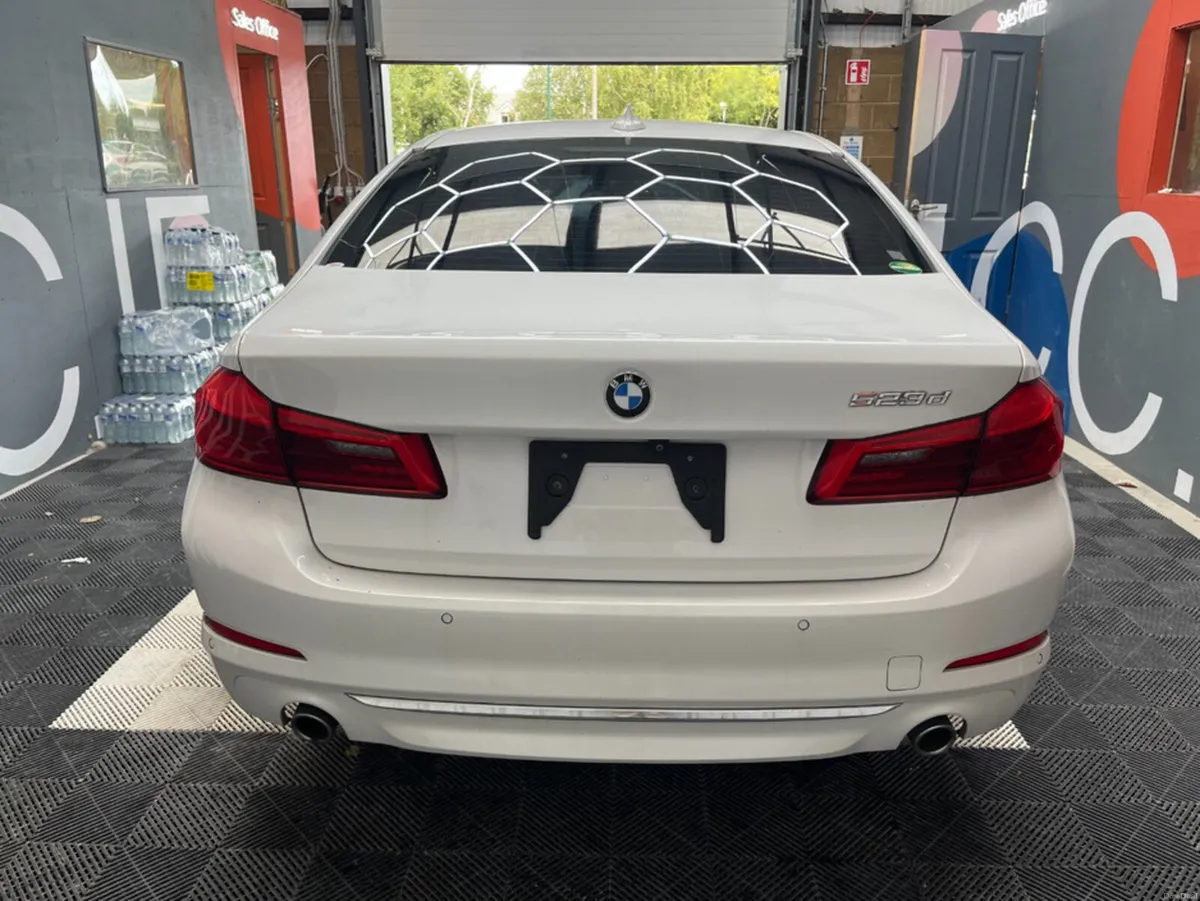 BMW 5-Series 2018 BMW 5 4D 523D LUXURY AUTOMATIC / - Image 4