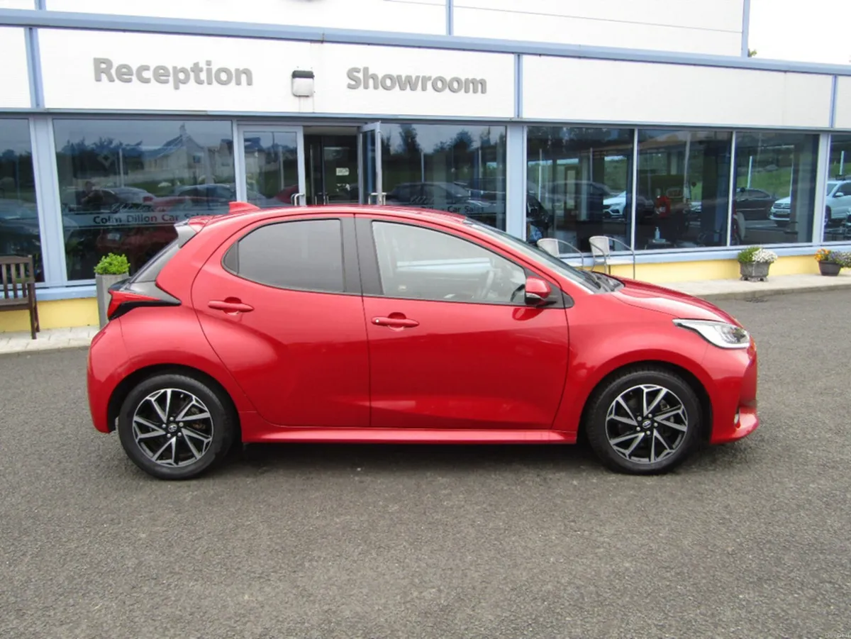 Toyota Yaris DESIGN HEV CVT - Image 3