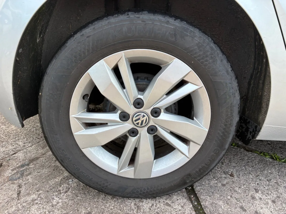 Volkswagen Polo LE 1.0 MANUAL 5SPEED 65HP 5DR - Image 4