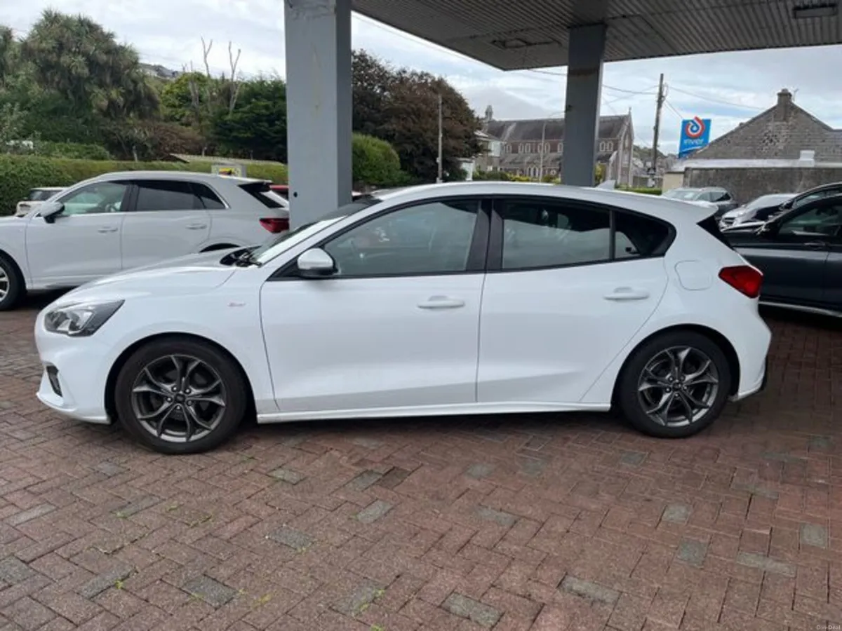 Ford Focus St-line 1.0 Ecoboost 125PS 4DR - Image 2