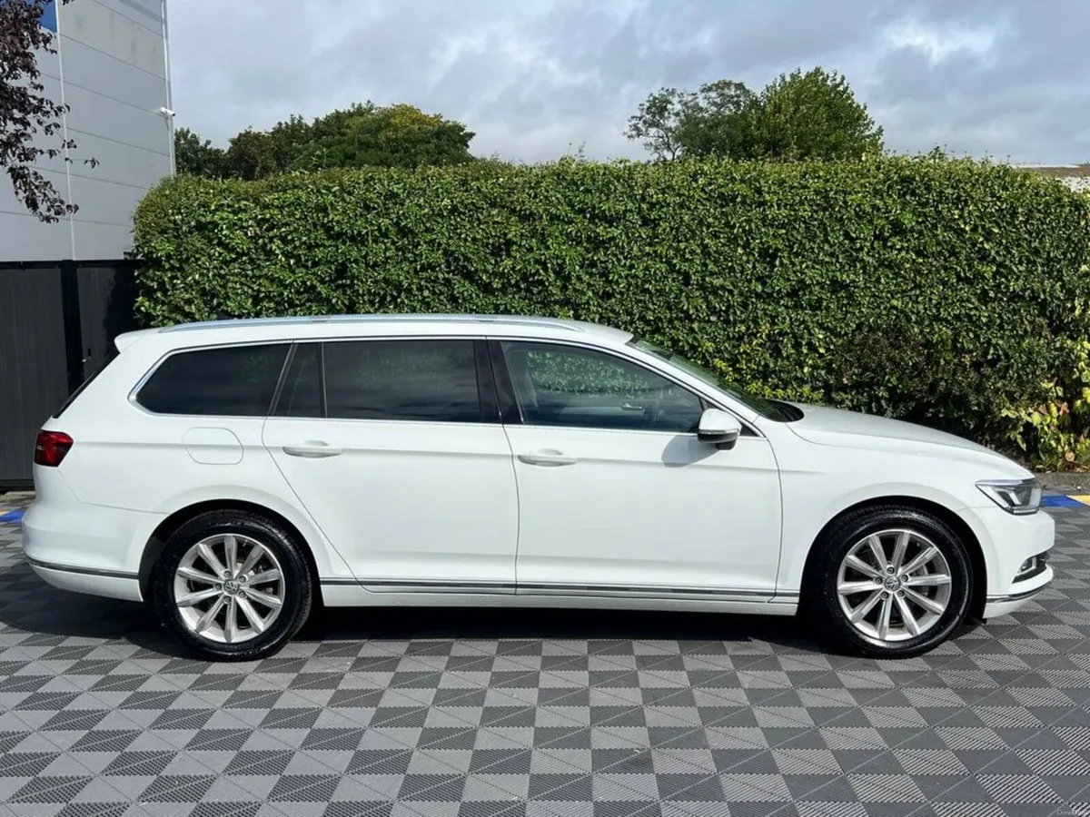 Volkswagen Passat ELEGANCE 2.0 TDI AUTO // SERVICE - Image 2