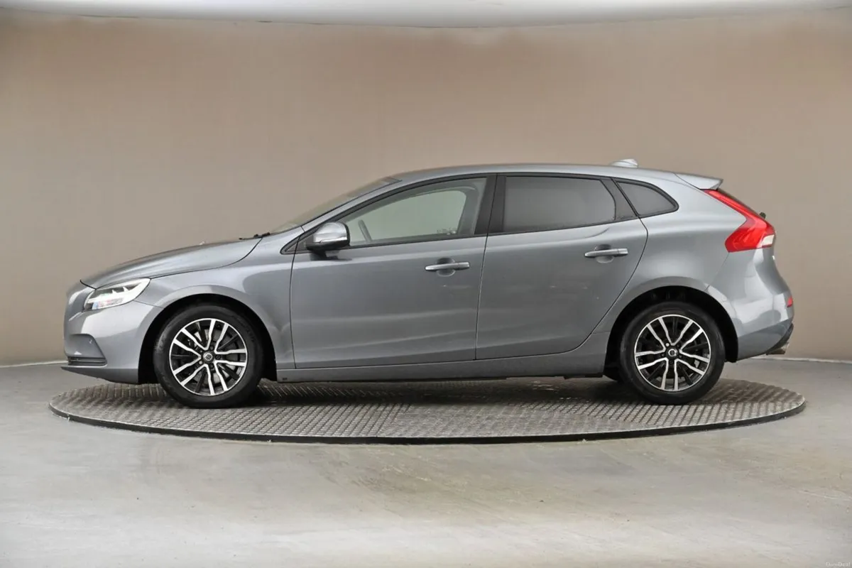 Volvo V40 2.0 D2 AUTO MOMENTUM EDITION - Image 5