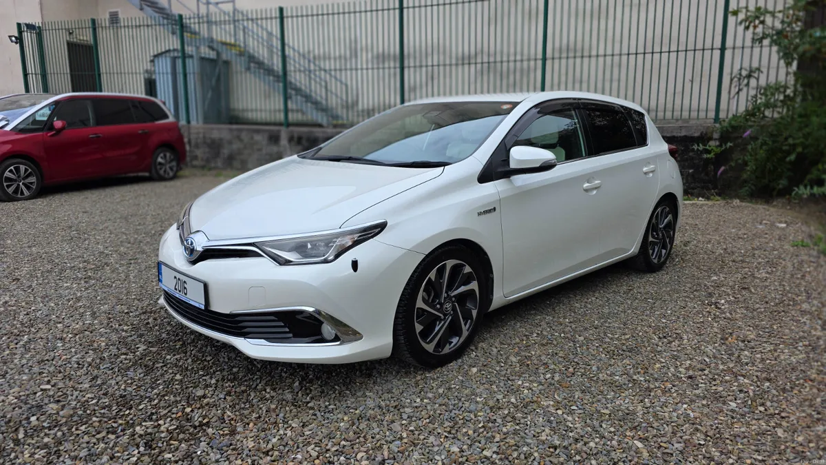 2016 Toyota Auris Hybrid - Image 3