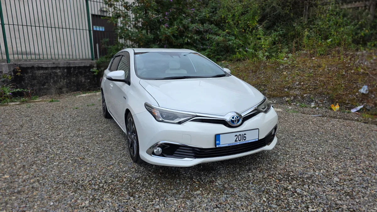 2016 Toyota Auris Hybrid - Image 2