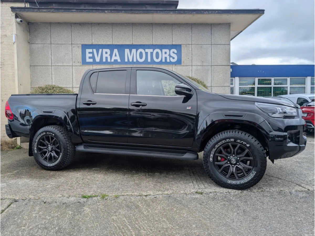 Toyota Hilux Z 4WD GR SPORT AUTOMATIC 2.4 DIESEL / - Image 3