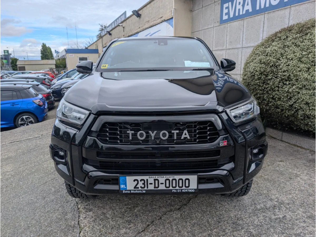 Toyota Hilux Z 4WD GR SPORT AUTOMATIC 2.4 DIESEL / - Image 2
