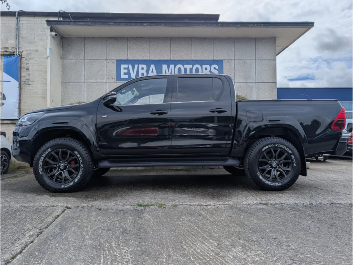 Toyota Hilux Z 4WD GR SPORT AUTOMATIC 2.4 DIESEL / - Image 5