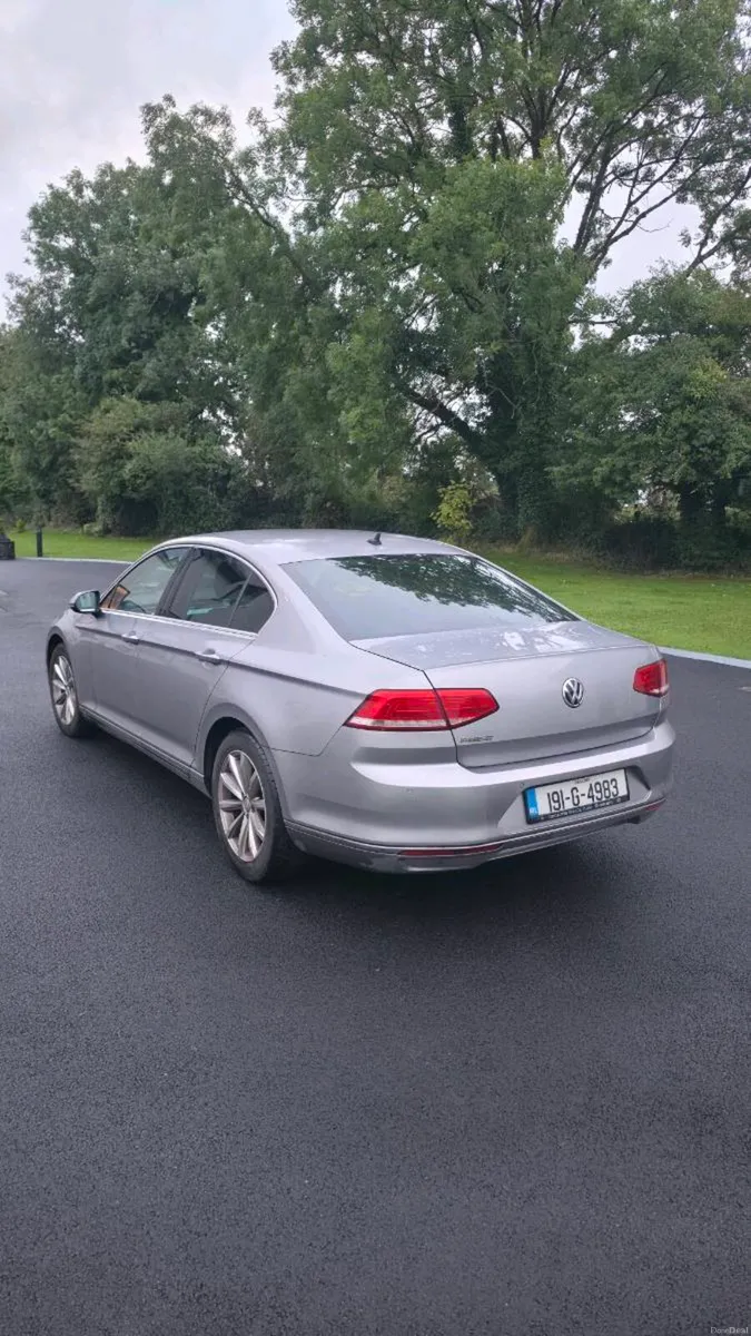 2019 Volkswagen Passat - Image 3