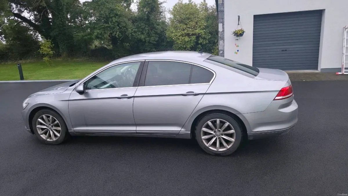 2019 Volkswagen Passat - Image 5