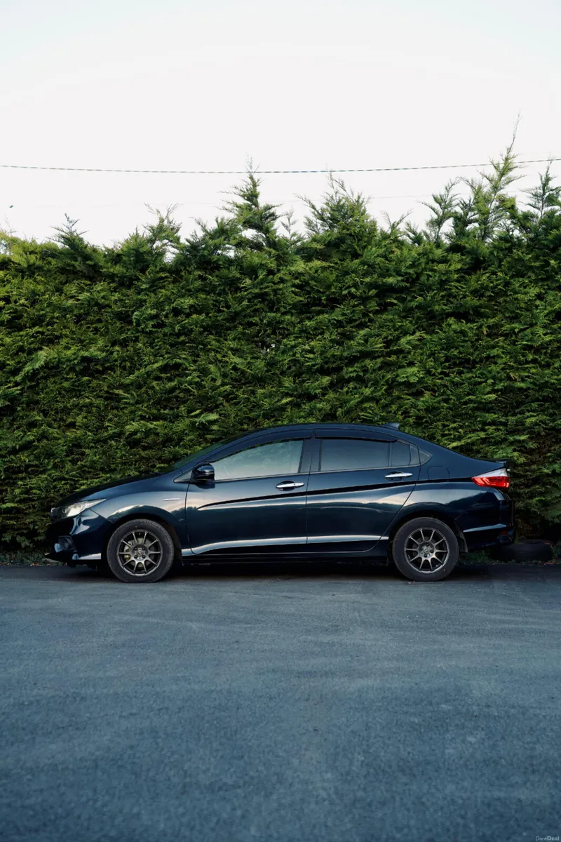 Honda Grace 1.5 2018 with Alloys & Carplay screen - Image 2