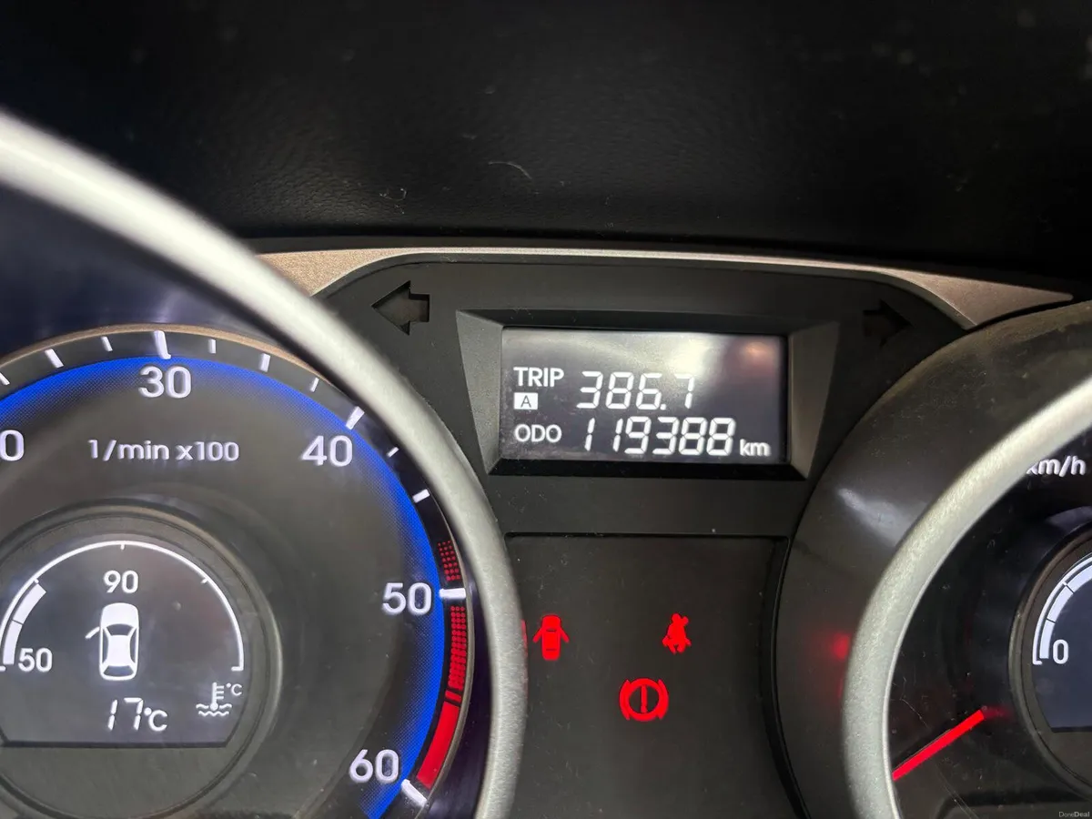 Hyundai ix35 2015  DIESEL  LOW  MILEAGE - Image 3