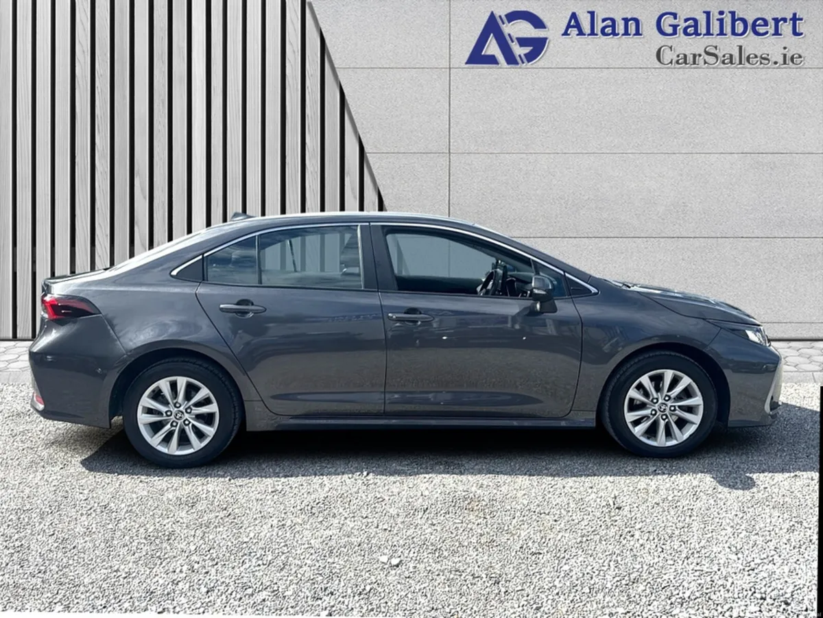 Toyota Corolla LUNA SALOON AUTO - Image 3