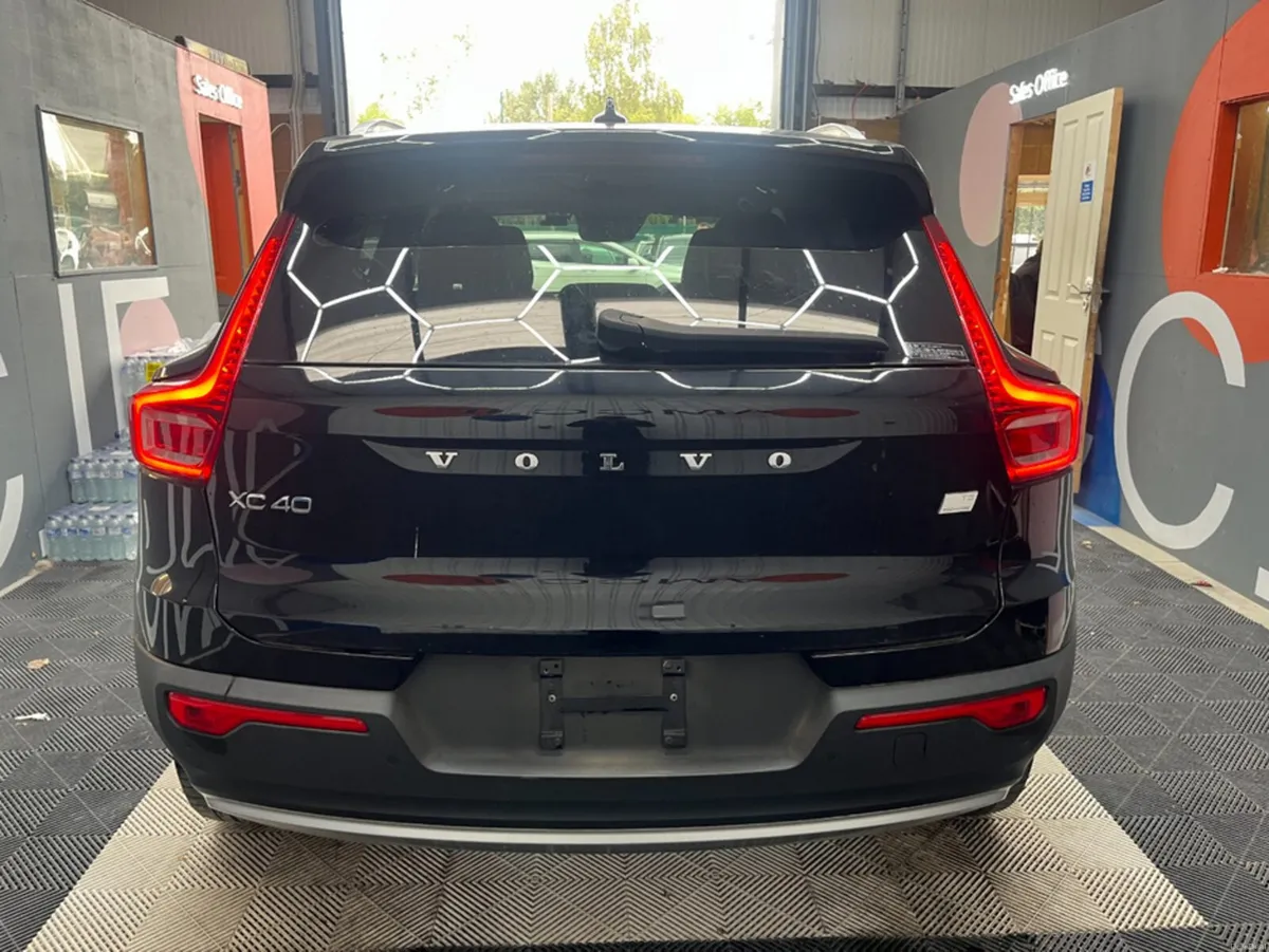 Volvo XC40 2021 VOLVO XC40 RECHARGE PLUG-IN HYBRID - Image 4