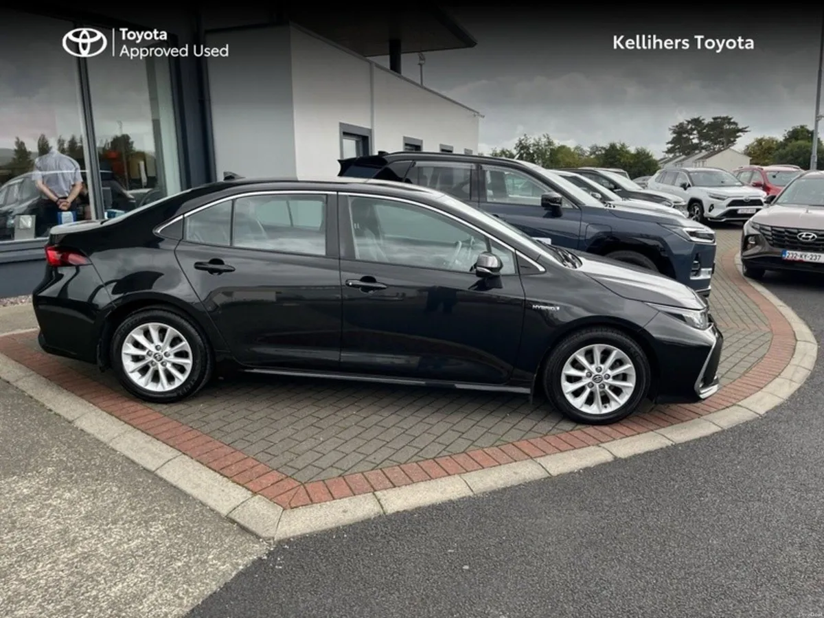 Toyota Corolla LUNA SALOON HYBRID - Image 3