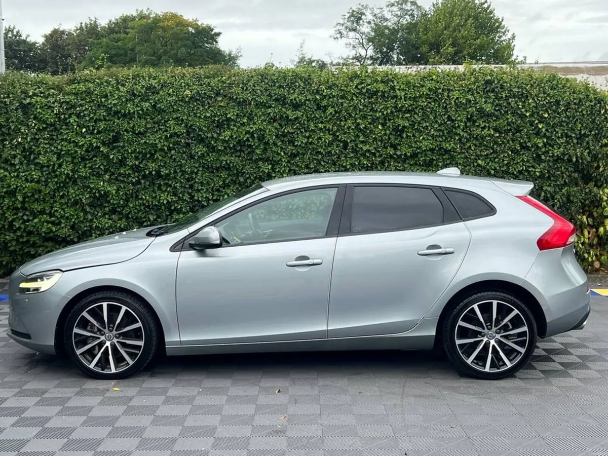 Volvo V40 D4 AUTO DYNAMIC EDITION 2.0 D // HEATED - Image 3
