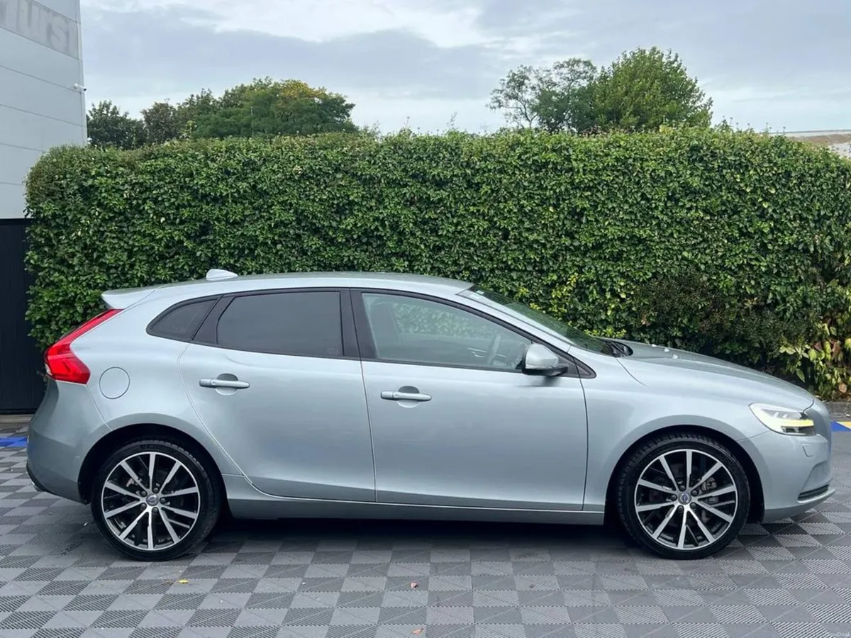 Volvo V40 D4 AUTO DYNAMIC EDITION 2.0 D // HEATED - Image 2