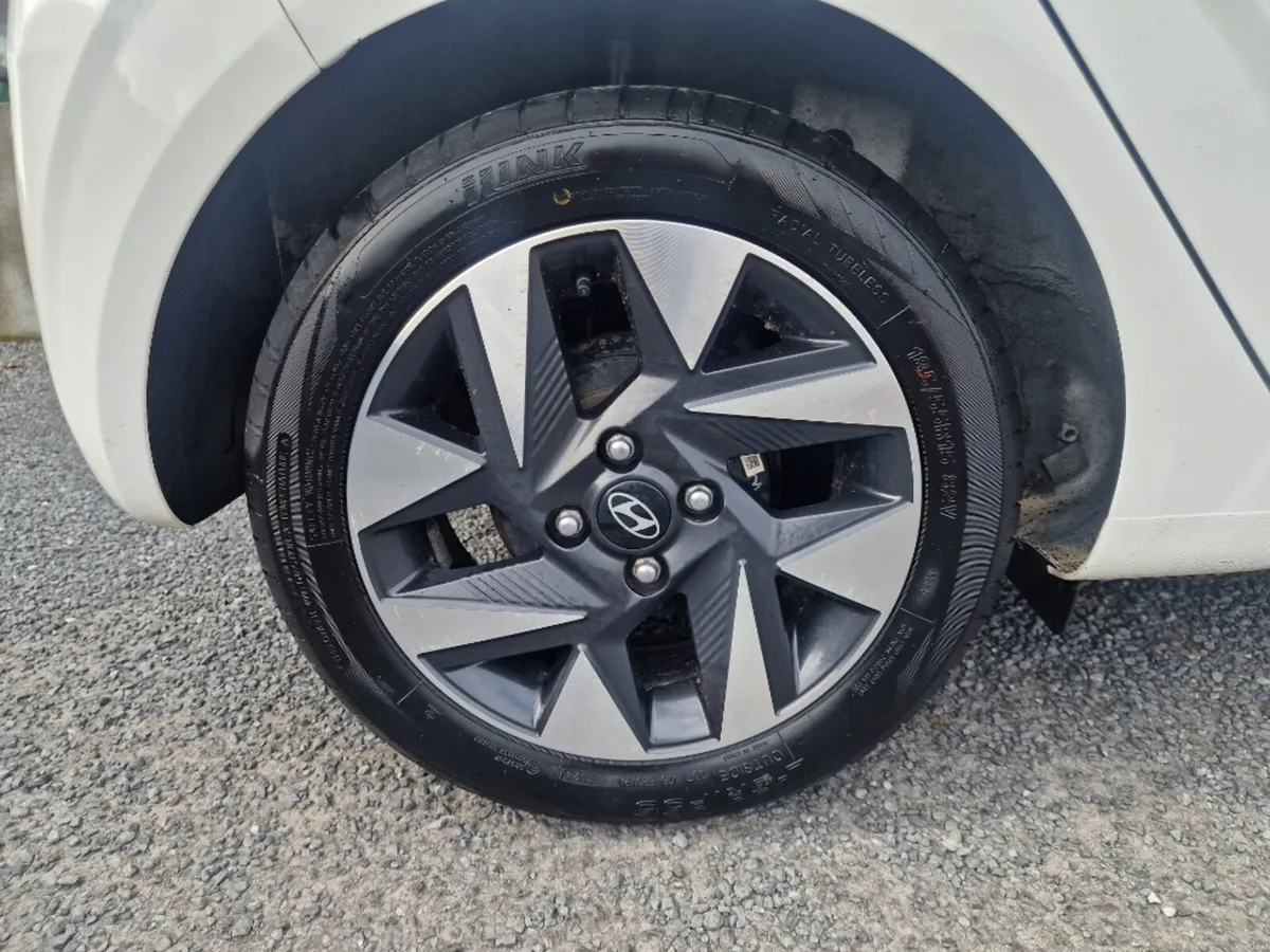 Hyundai i10 Deluxe Plus 5DR - Image 4