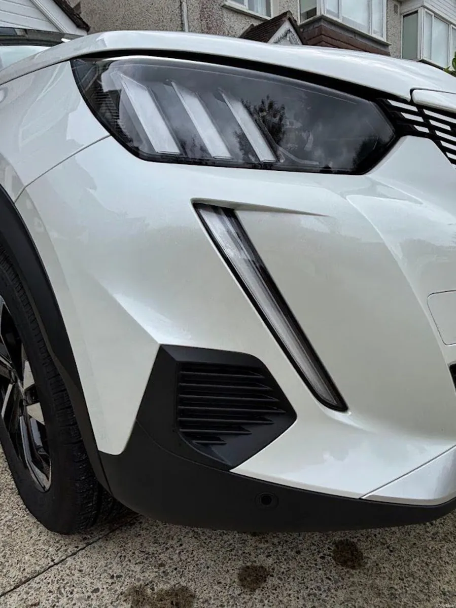 Peugeot e2008 2023 GT Pearlescent white / black - Image 4