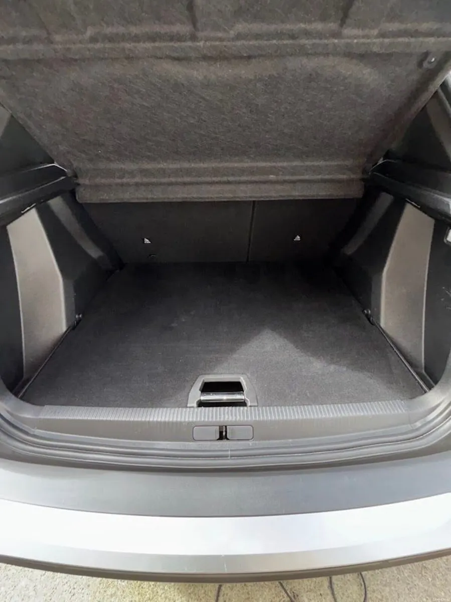 Peugeot e2008 2023 GT Pearlescent white / black - Image 2