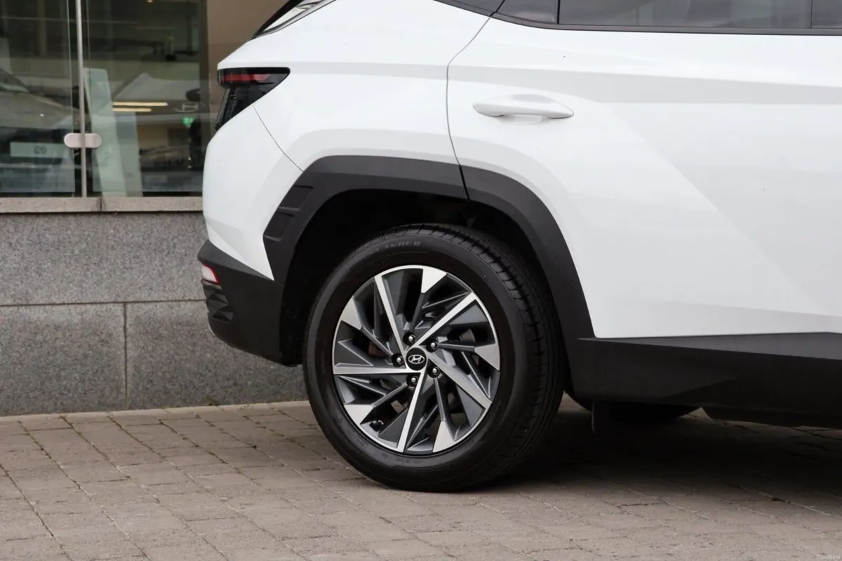 Hyundai Tucson 2WD Executive Plus w 2 Tone Roof - Image 4