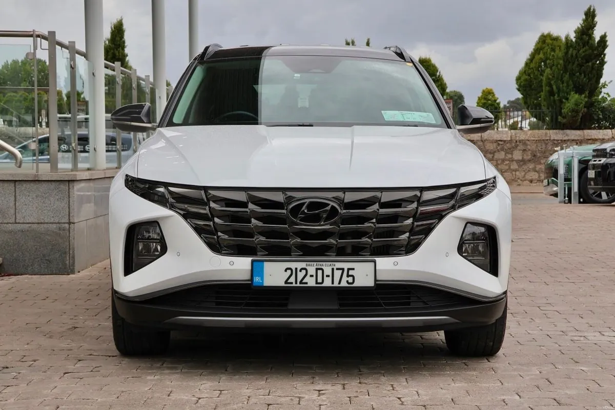 Hyundai Tucson 2WD Executive Plus w 2 Tone Roof - Image 5