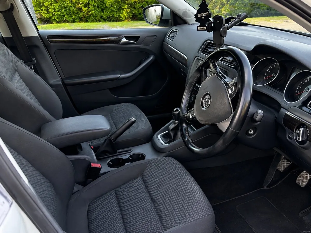 Volkswagen Jetta - Image 5