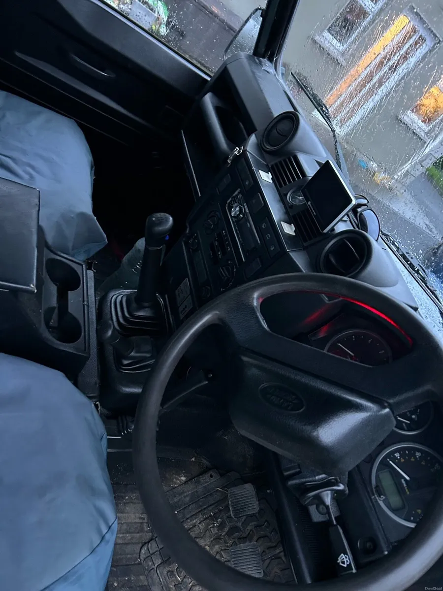 Land Rover Defender 2011 - Image 5