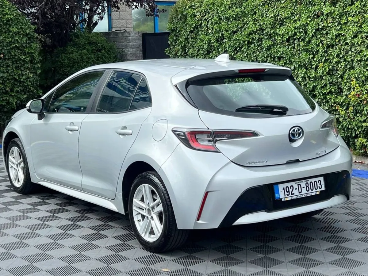 Toyota Corolla LUNA 1.8 HYBRID AUTO // REVERSE CAM - Image 5