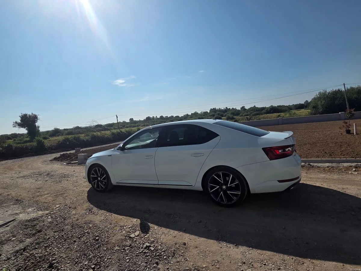 Skoda Superb 2017 - Image 5