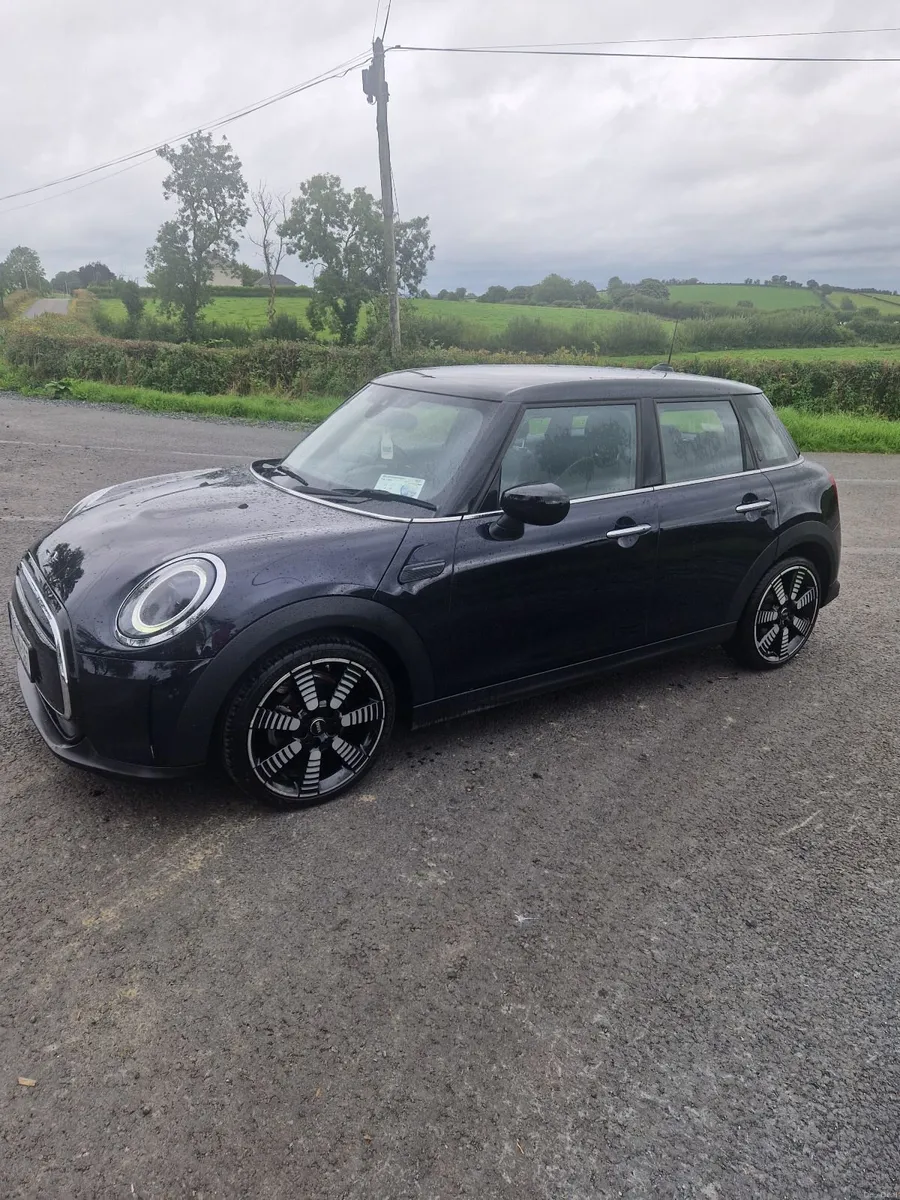 Mini Cooper 2023 - Image 1