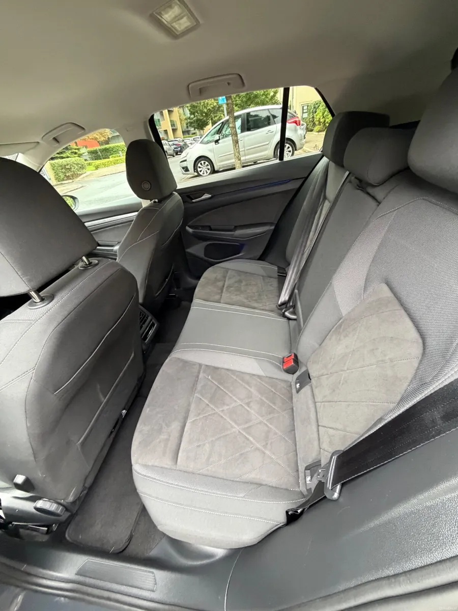 Volkswagen Golf 2023 1.4L eHybrid Style - Image 5