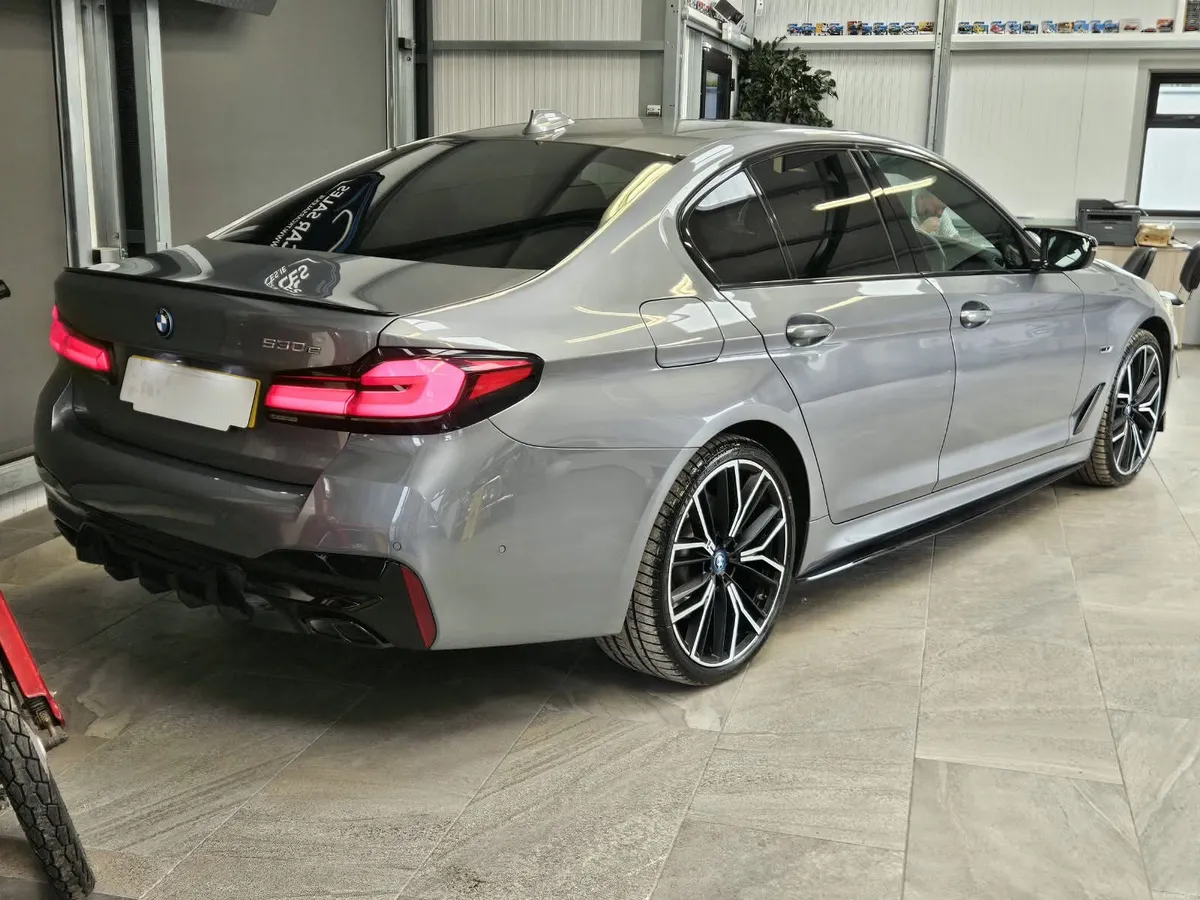 22 BMW 530 E M-SPORT HYBRID - Image 2