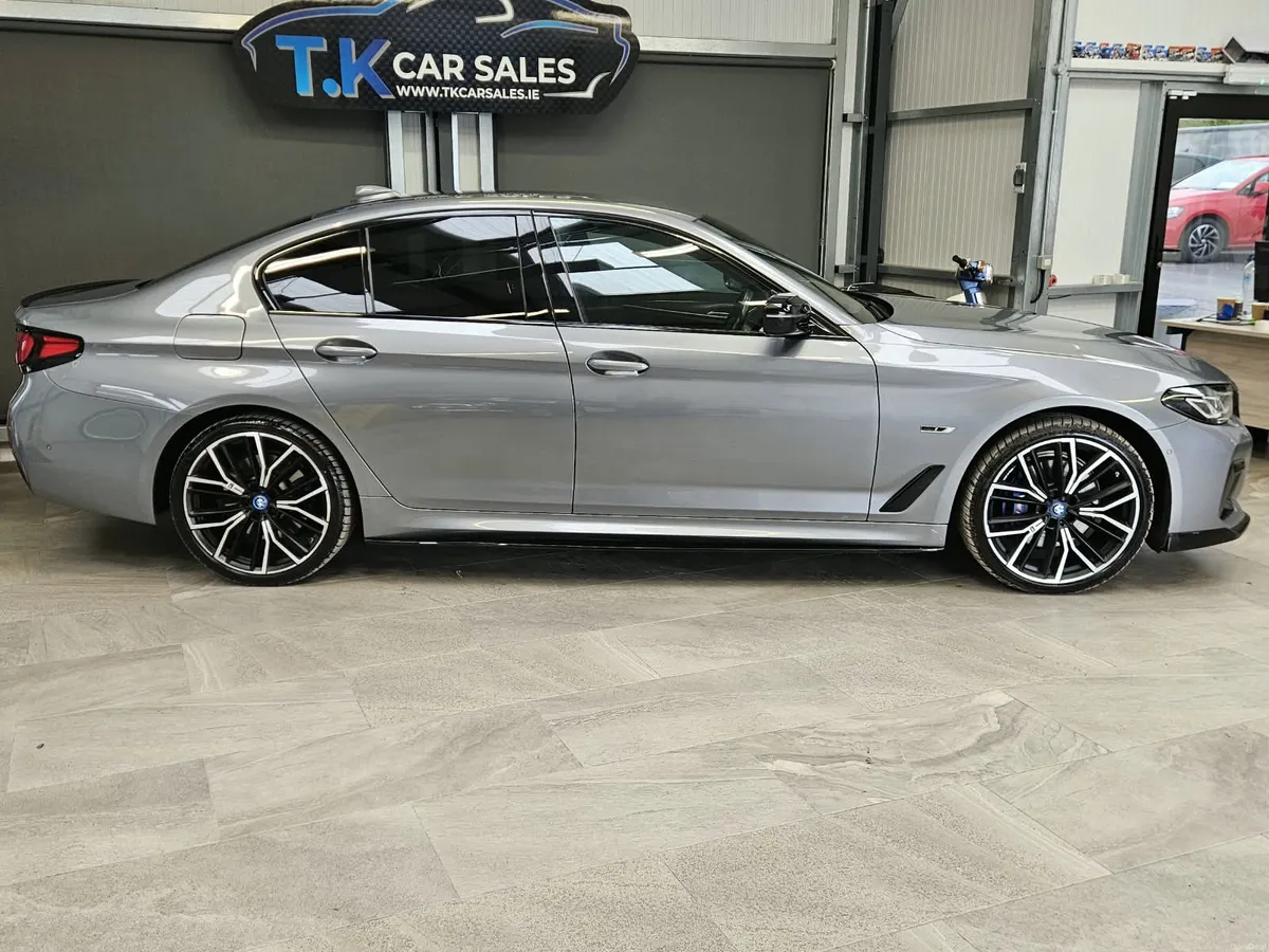 22 BMW 530 E M-SPORT HYBRID - Image 3