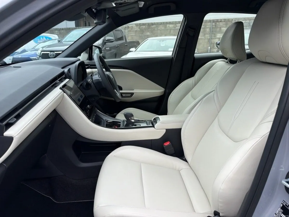 Lexus LBX ELEGANT 1.5 HYBRID AUTOMATIC // CLIMATE - Image 6