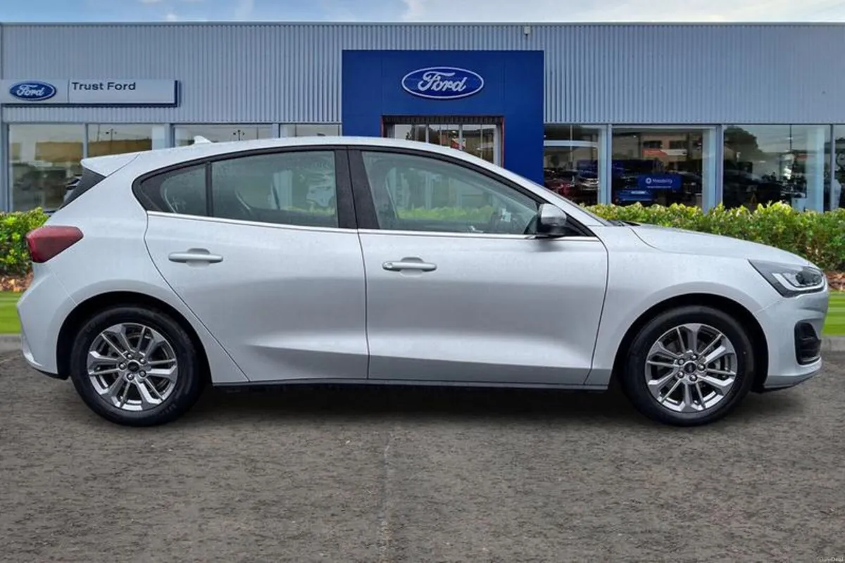 Ford Focus 1.0 EcoBoost Hybrid mHEV Titanium 5dr * - Image 3