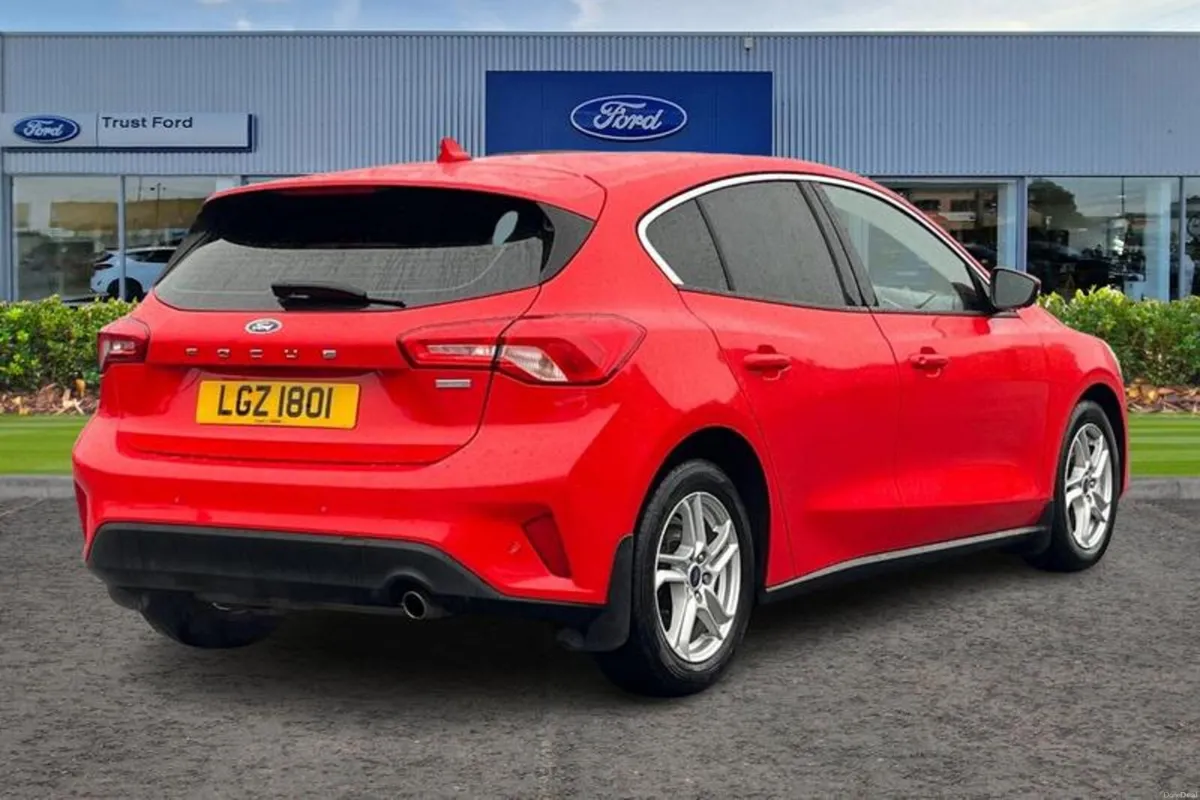 Ford Focus 1.0T EcoBoost Zetec Hatchback 5dr Petro - Image 4