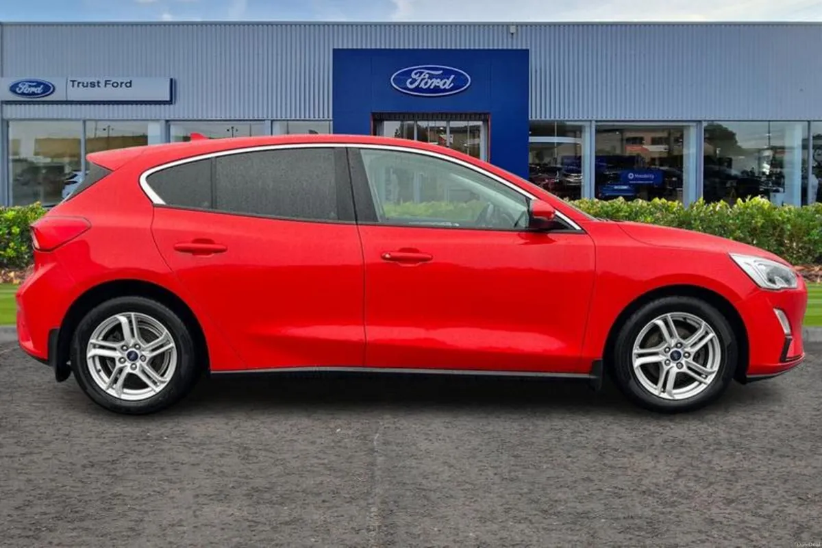 Ford Focus 1.0T EcoBoost Zetec Hatchback 5dr Petro - Image 3