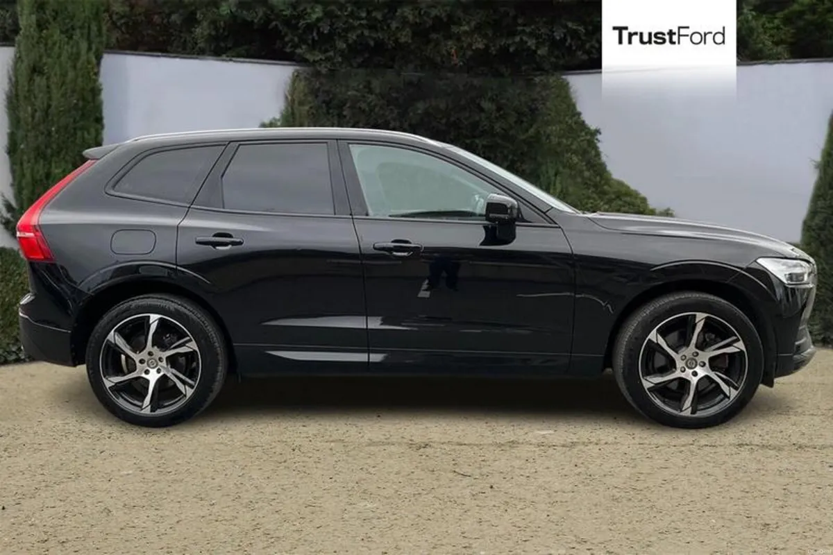 Volvo XC60 2.0 D4 Momentum 5dr AWD Geartronic - Image 3