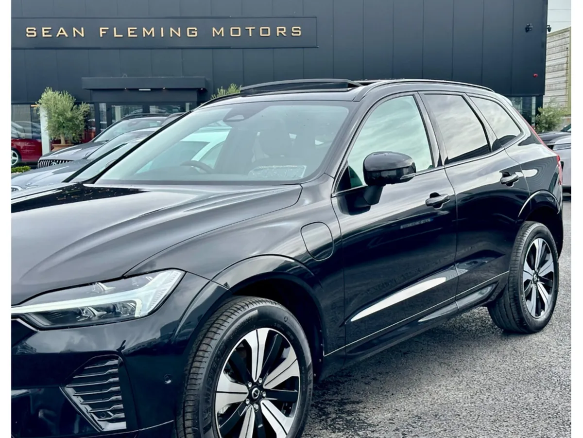 Volvo XC60 Plus / Panoramic Sunroof - Image 6