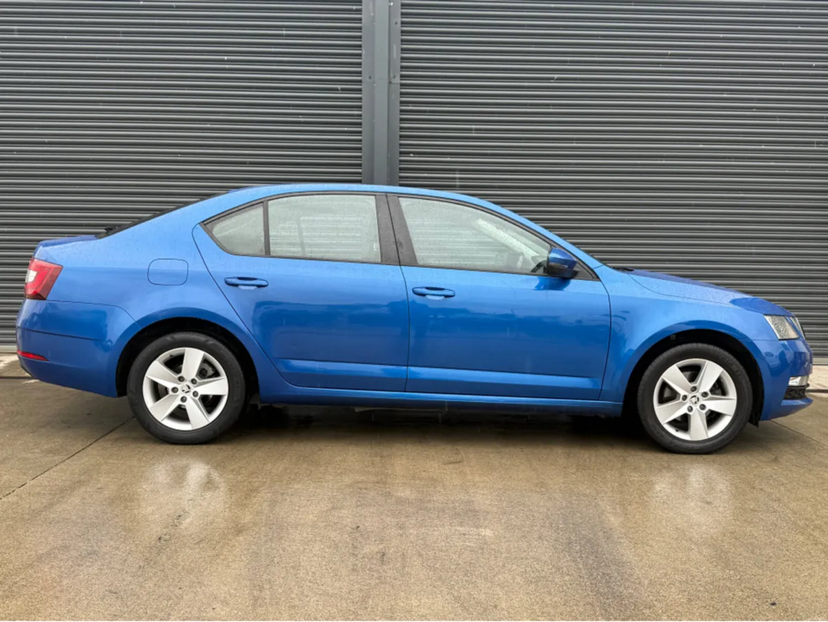 Skoda Octavia AMBITION 1.6 TDI 115HP 4DR  * REVERS - Image 3