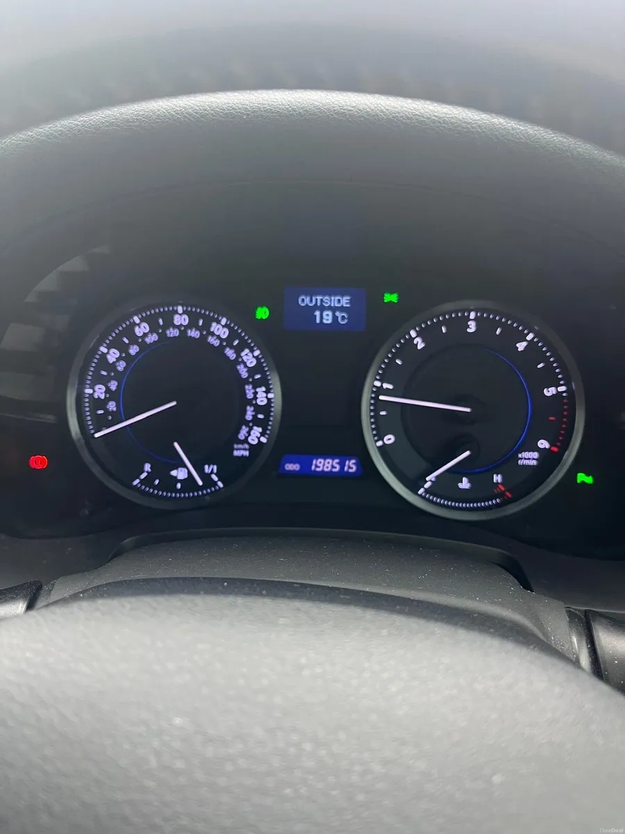 Lexus IS200 Executive model - Image 6
