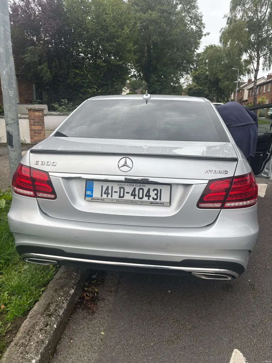 Mercedes Benz E300 hybrid - Image 4